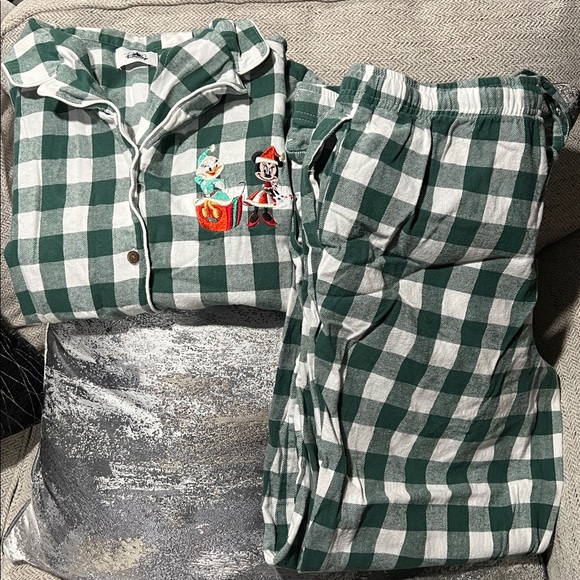 ❌Sold❌ Disney store Minnie Mouse and Daisy Duck holiday pajamas women size L GUC - Picture 12 of 12